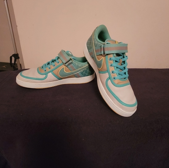 Nike - Picture 3 of 3